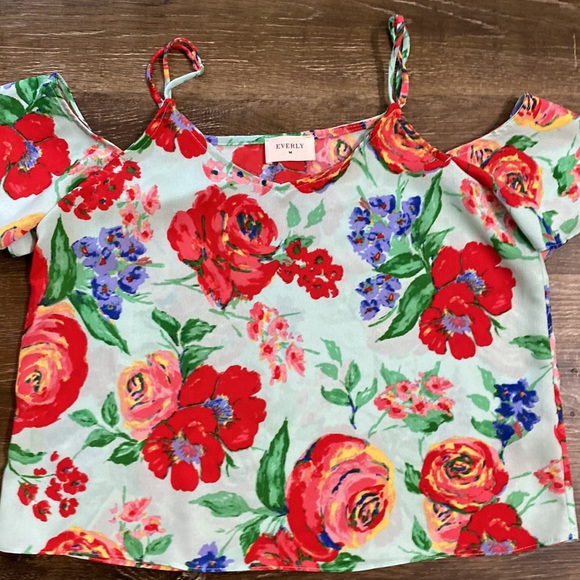 Everly Cold Shoulder Blouse - Picture 3 of 7